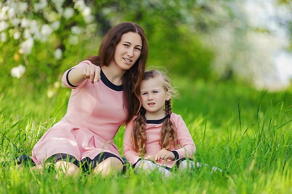 포토 JPG 해외이미지 전신 응시 꽃 어린이 모녀 앉기 잔디 성인 야외 두명 가리킴 풀잎 찡그림 여자만 시밀러룩 해외202309 해외포토 식물 시선 딸 잎 가족 모션 엄마 표정 사람 손짓 풀_식물 커플룩 파일형식