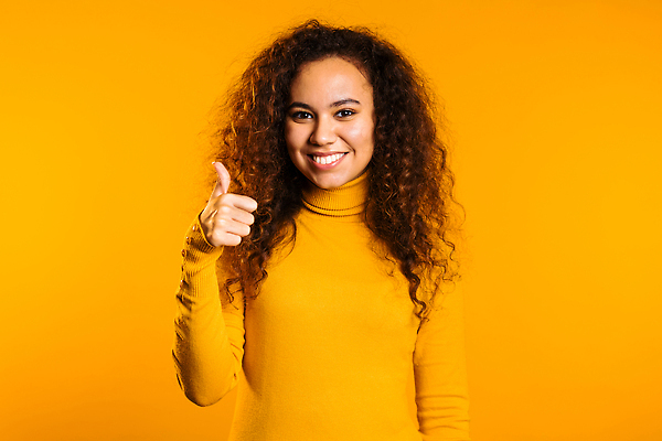 포토 JPG 해외이미지 모델 라이프스타일 손 응시 여자 행복 백그라운드 비즈니스 손가락 청소년 성공 갈색머리 한명 사람 손짓 성인 가로 뷰티 유행 엄지손가락 비즈니스우먼 심볼 사인 긍정 보여주기 고립 카피스페이스 해외202309 해외포토 1 헤어스타일 시선 감정 컨셉 모션 생활 신체부위 공백 직장인 파일형식