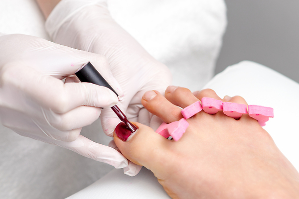 포토 JPG 해외이미지 여자 장갑 발 성인 두명 신체부위 잡기 매니큐어 네일샵 매니큐어바르기 매니큐어솔 발관리 발톱관리 페디큐어 성인여자만 해외202309 해외포토 잡화 모션 사람 뷰티 상점 화장품 솔 미용 여자만 성인만 파일형식