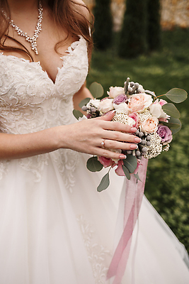 포토 JPG 해외이미지 여자 신부 부케 웨딩드레스 결혼식 한명 들기 상반신 성인 앞모습 성인여자한명만 해외202309 해외포토 1 드레스 뷰포인트 꽃다발 결혼 모션 사람 여자한명만 성인여자만 파일형식