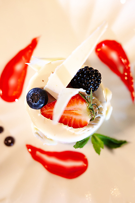 포토 JPG 해외이미지 접시 딸기 사람없음 장식 케이크 달콤 민트 블루베리 블랙베리 해외202309 해외포토 식기 과일 디저트 맛 허브 파일형식