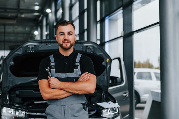 포토 JPG 해외이미지 남자 자동차 한명 상반신 성인 앞모습 팔짱 작업 기술자 열정 정비공 자동차정비 정비소 성인남자한명만 해외202309 해외포토 직업 1 감정 육상교통 뷰포인트 모션 사람 수리 남자한명만 성인남자만 파일형식