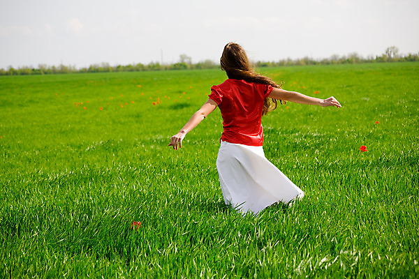 포토 JPG 해외이미지 식물 옷 여자 꽃 밭 자연 바람 건강 미술 한명 서기 사람 성인 야외 빨간색 초록색 치마 태양 섹시 튤립 자유 화려 닫기 피부 만족 돌봄 무료 혼자 해외202004 관능적 해외포토 자연요소 1 감정 컬러 컨셉 농업 모션 하의 날씨 문화예술 신체부위 생태계 파일형식