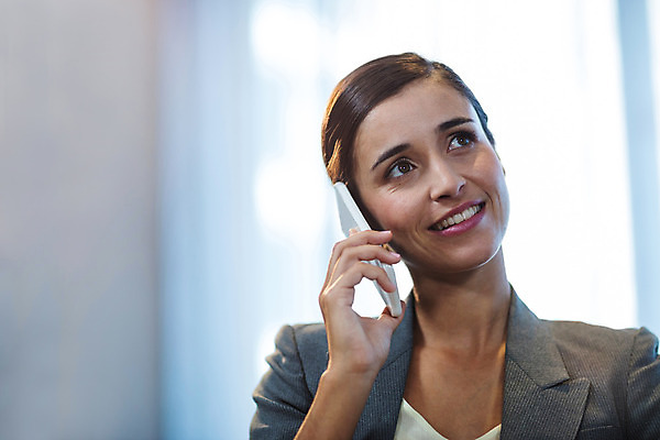 포토 JPG 해외이미지 백인 여자 비즈니스 무선통신 갈색머리 직장 한명 서기 정장 20대 스마트폰 핸드폰 사무실 비즈니스우먼 무선전화기 스마트 책상 스타일 해외202004 해외포토 서양인 1 헤어스타일 옷 가구 컨셉 회사 통신 모션 사람 청년 전자제품 스마트기기 직장인 전화기 파일형식