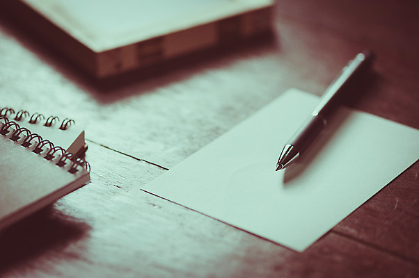 포토 JPG 해외이미지 여자 종이 백그라운드 탁자 아이디어 사람없음 펜 다이어리 공책 공백 작업 페이지 해외202004 해외포토 가구 컨셉 문구용품 사람 필기구 사무용품 파일형식