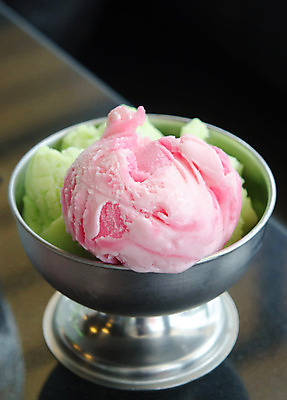 포토 JPG 해외이미지 음식 분홍색 딸기 아이스크림 디저트 사람없음 초록색 흰색 달콤 해외202004 해외포토 컬러 과일 맛 파일형식