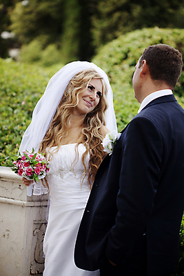 포토 JPG 해외이미지 주간 커플 공원 여자 남자 신부 결혼 결혼식 성인 야외 두명 앞모습 낭만 성인만 해외202004 해외포토 자연요소 공공시설 뷰포인트 컨셉 관계 사람 이벤트 파일형식