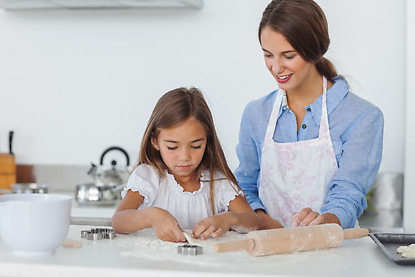 포토 JPG 해외이미지 백인 긴머리 여자 딸 행복 어린이 가정 엄마 갈색머리 함께함 실내 사랑 서기 20대 두명 부모 쿠키 주방 앞치마 굽기 준비 조리대 반죽 만들기 밀가루 밀대 해외202004 해외포토 서양인 헤어스타일 감정 컨셉 가족 모션 주방용품 디저트 사람 청년 내부 가루 구이 파일형식