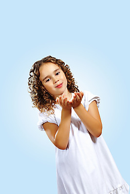 포토 JPG 해외이미지 백인 1 응시 옷 계절 여자 행복 얼굴 어린이 크리스마스 겨울 휴가 선물 한명 사람 장식 빨간색 상자 금발 산타클로스 쿠키 기쁨 추위 흰색 축하 아기 생일 작음 12월 천진난만 클라우스 해외202004 해외포토 서양인 헤어스타일 시선 기념일 감정 컬러 컨셉 디저트 신체부위 날짜 크기 파일형식