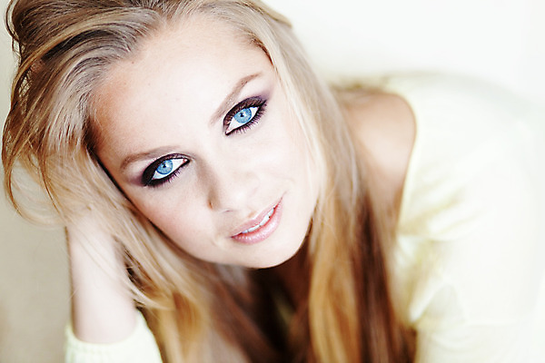 포토 JPG 해외이미지 모델 1 라이프스타일 손 응시 여자 행복 얼굴 휴식 주택 한명 사람 성인 파란색 빛 금발 섹시 싱글 만들기 해외202004 해외포토 헤어스타일 시선 감정 컬러 컨셉 모션 건물 생활 신체부위 파일형식