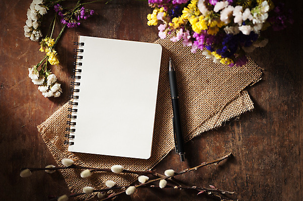 포토 JPG 해외이미지 디자인 종이 백그라운드 아이디어 사람없음 연필 펜 갈색 케이크 다이어리 공책 공백 카페 기록 페이지 해외202004 해외포토 컬러 컨셉 문구용품 학용품 디저트 필기구 상점 사무용품 파일형식