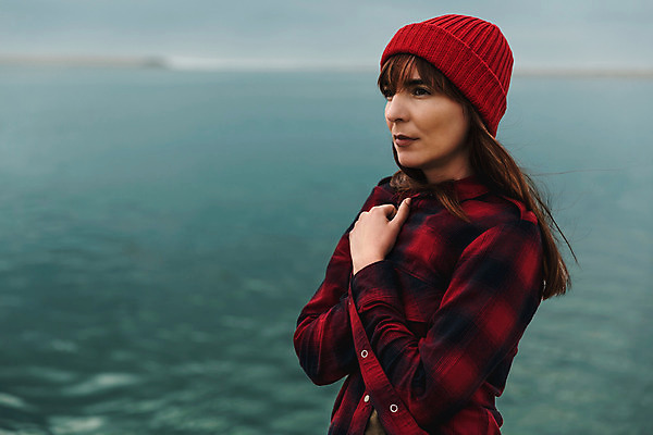 포토 JPG 해외이미지 백인 라이프스타일 여자 호수 얼굴 여행 자연 하늘 휴식 따뜻함 한명 사람 풍경 야외 빨간색 물 유행 평화 추위 가을 시원함 내추럴 옛날 캡모자 혼자 스타일 힙스터 해외202004 해외포토 자연요소 서양인 모자_잡화 1 계절 패션 컬러 컨셉 생활 신체부위 생태계 파일형식