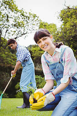 포토 JPG 해외이미지 나무 식물 백인 응시 여자 남자 행복 함께함 서기 20대 성인 취미 야외 두명 농장 정원 청소 원예 정원가꾸기 묘목 심기 성인만 정확 해외202004 해외포토 서양인 시선 감정 컨셉 농업 모션 사람 청년 파일형식