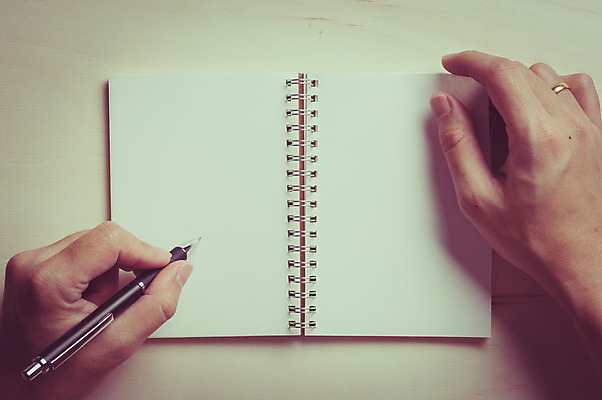 포토 JPG 해외이미지 템플릿 손 디자인 남자 종이 백그라운드 아이디어 신체부위 펜 다이어리 공책 공백 페이지 해외202004 해외포토 컨셉 문구용품 사람 필기구 사무용품 파일형식