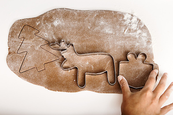 포토 JPG 해외이미지 모양 전통 계절 문화 음식 크리스마스 겨울 재료 디저트 사탕 요리 사람없음 장식 갈색 쿠키 금속 축제 빵집 흰색 기구 축하 달콤 설탕 굽기 준비 날것 반죽 만들기 밀가루 커터 해외202004 해외포토 기념일 컬러 컨셉 모션 재질 상점 맛 가루 구이 파일형식