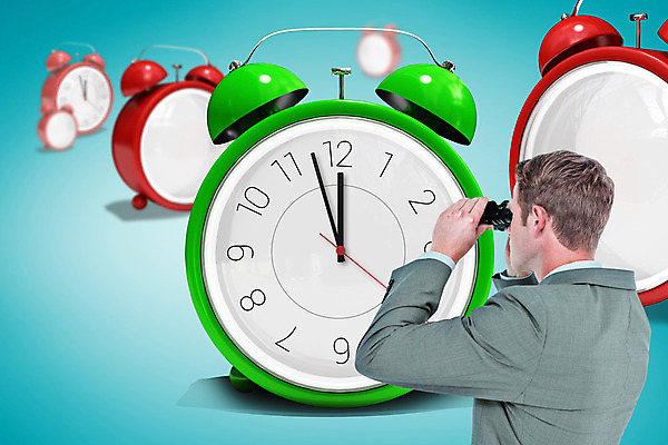 포토 JPG 해외이미지 백인 남자 시계 비즈니스 넥타이 한명 20대 컴퓨터그래픽 파란색 디지털 쌍안경 잡기 시간 비즈니스맨 집중 검색 비네팅 마감 카운트다운 해외202004 해외포토 서양인 1 잡화 컬러 컨셉 모션 촬영기법 사람 청년 그래픽 망원경 직장인 파일형식