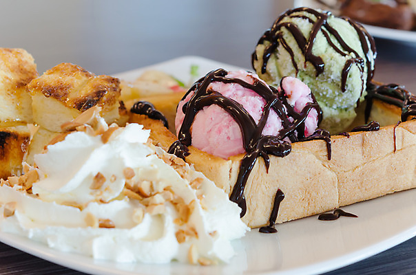 포토 JPG 해외이미지 접시 음식 빵 분홍색 딸기 아이스크림 디저트 사람없음 초록색 갈색 노란색 초콜릿 흰색 달콤 아침식사 크림 시럽 해외202004 해외포토 식기 컬러 과일 식사 맛 파일형식