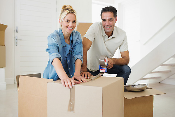 포토 JPG 해외이미지 백인 라이프스타일 커플 응시 여자 남자 행복 40대 중년 모션 새로움 아파트 주택 함께함 실내 서기 성인 두명 30대 상자 플랫 긍정 테이프 짐싸기 판지 해외202004 해외포토 서양인 시선 감정 컨셉 관계 문구용품 사람 내부 건물 생활 장년 파일형식