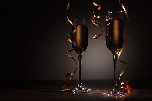 포토 JPG 해외이미지 디자인 기념일 행복 리본 음료 백그라운드 크리스마스 겨울 검은배경 새로움 기념 선물 사랑 사람없음 빛 상자 파티 축제 낭만 축하 알코올 샴페인 샴페인잔 해외202004 해외포토 계절 감정 컨셉 술잔 주류 이벤트 검은색 파일형식