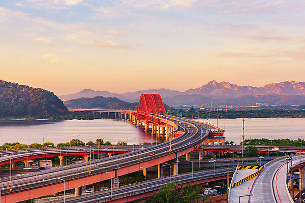 포토 JPG 해외이미지 디자인 아시아 건축양식 하늘 거리 프레임 서울 한국 사람없음 야외 물 강 도시풍경 일몰 새벽 도시 장면 남쪽 철강 해외202004 해외포토 자연요소 건축 나라 풍경 노을 방향 파일형식