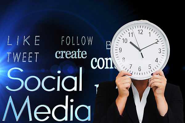 포토 JPG 해외이미지 백인 디자인 여자 시계 한명 20대 옆모습 컴퓨터그래픽 파란색 빛 컴퓨터 디지털 검은색 잡기 시간 비즈니스우먼 숨기 사용자 해외202004 해외포토 서양인 1 뷰포인트 컬러 비즈니스 모션 사람 청년 그래픽 전자제품 직장인 파일형식