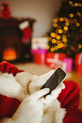 포토 JPG 해외이미지 백인 라이프스타일 노년 남자 크리스마스장식 크리스마스 거실 가정 불 무선통신 아파트 주택 따뜻함 한명 장식 스마트폰 핸드폰 크리스마스트리 산타클로스 평화 스크린 축제 터치 장식볼 축하 잡기 벽난로 안락의자 전나무 노인남자한명만 해외202004 해외포토 자연요소 서양인 나무 1 기념일 컨셉 의자 통신 모션 사람 성인 건물 생활 전자제품 스마트기기 남자한명만 노인남자만 파일형식