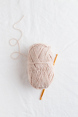 포토 JPG 해외이미지 컬러 공 취미 사람없음 흰색 공구 면 고리 뜨개질 바느질 롤 실뭉치 핸드메이드 카피스페이스 해외202309 해외포토 공백 도구 파일형식