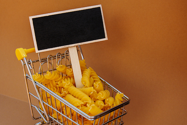 JPG 해외이미지 음식 사람없음 쇼핑카 상승 미니칠판 파스타면 폭등 베이지색배경 비용 해외202310 해외포토 포토 백그라운드 컨셉 파스타 경제 쇼핑 칠판 카트 면류 베이지색 파일형식