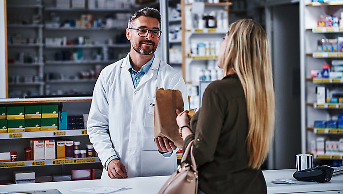 포토 JPG 해외이미지 여자 남자 실내 상반신 성인 두명 앞모습 뒷모습 종이봉투 판매 의료진 구매 약국 고객 주기 약사 성인만 해외202309 해외포토 직업 뷰포인트 의학 모션 봉투 사람 내부 쇼핑 파일형식