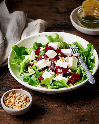 포토 JPG 해외이미지 접시 포크 잎 다이어트 치즈 사람없음 샐러드 신선 양상추 레몬 슬라이스 종지 잣 비트 나무배경 해외202309 해외포토 식물 그릇 식기 음식 백그라운드 채소 과일 유제품 건강 견과류 파일형식