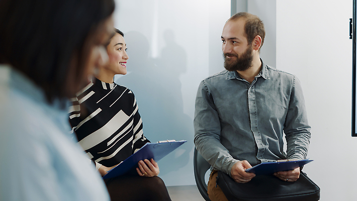 포토 JPG 해외이미지 여자 남자 들기 앉기 상반신 성인 옆모습 세명 마주보기 면접 서류판 성인만 해외202309 해외포토 뷰포인트 비즈니스 모션 사람 사무용품 파일형식