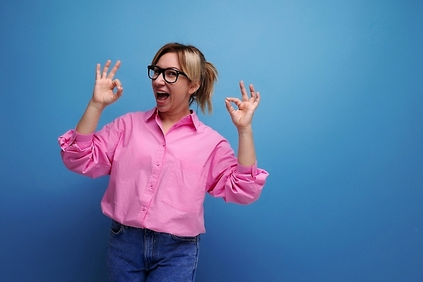 포토 JPG 해외이미지 백인 손 응시 여자 행복 유럽 분홍색 백그라운드 셔츠 사업가 성공 노동자 실내 창조 한명 서기 미소 사람 성인 금발 뷰티 유행 기쁨 엄지손가락 백발 비즈니스우먼 경영자 블라우스 쇼 보여주기 포니테일 스타일 카피스페이스 해외202309 해외포토 서양인 직업 1 헤어스타일 시선 감정 나라 컬러 컨셉 상의 비즈니스 손가락 모션 표정 내부 신체부위 공백 직장인 리더 파일형식