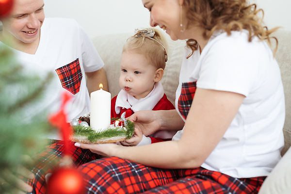 포토 JPG 해외이미지 백인 여자 남자 크리스마스 초 가족 휴가 들기 상반신 성인 앞모습 옆모습 세명 아기 해외202309 해외포토 서양인 기념일 뷰포인트 관계 모션 사람 파일형식