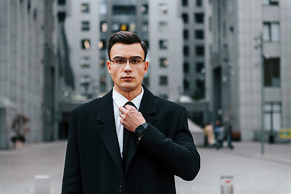 포토 JPG 해외이미지 응시 남자 안경 넥타이 한명 정장 상반신 성인 앞모습 도시 직장인 비즈니스맨 스마트 정리 스마트워치 성인남자한명만 해외포토 직업 1 시선 잡화 옷 뷰포인트 컨셉 비즈니스 사람 스마트기기 웨어러블 남자한명만 성인남자만 파일형식