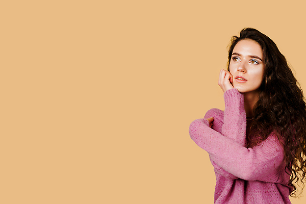 포토 JPG 해외이미지 백인 모델 직업 1 라이프스타일 디자인 옷 여자 행복 백그라운드 직장 기술 실내 창조 한명 미소 사람 뷰티 유행 꿈 장비 직물 업무 작업실 분위기 실 바느질 디자이너 재단 재단사 고립 몽상가 스타일 해외202309 해외포토 서양인 감정 컨셉 회사 표정 내부 생활 작업 파일형식