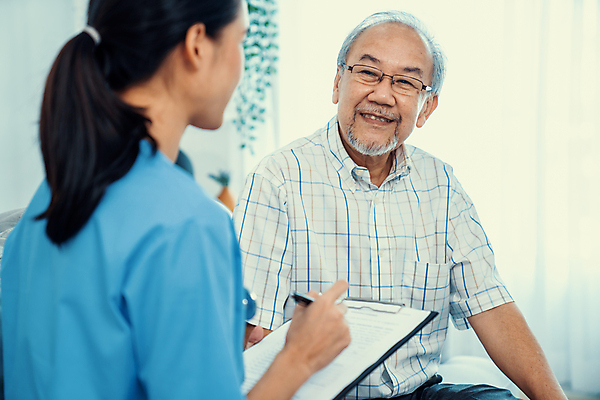 포토 JPG 해외이미지 여자 할아버지 노년 남자 행복 안경 병원 들기 앉기 동양인 상반신 성인 두명 옆모습 펜 마주보기 건강관리 환자 간호사 기록 커튼 서류판 해외202309 해외포토 잡화 감정 뷰포인트 의학 모션 건강 관리 사람 인종 필기구 사무용품 의료진 파일형식