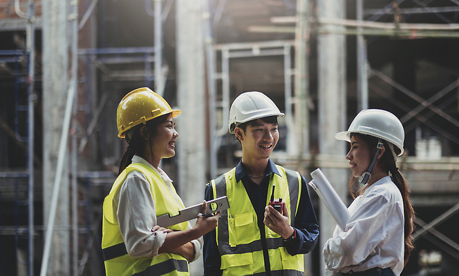 포토 JPG 해외이미지 여자 남자 대화 들기 상반신 성인 야외 앞모습 옆모습 세명 건설현장 설계도 안전모 무전기 건축업자 안전조끼 성인만 건설근로자 해외202309 해외포토 직업 건축 뷰포인트 모션 무선통신 건설업 말하기 사람 헬멧 안전장비 파일형식