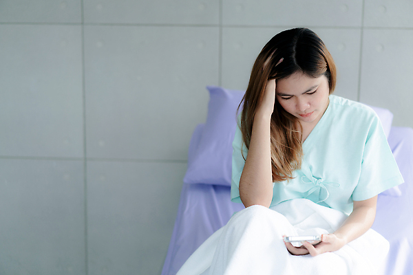 포토 JPG 해외이미지 백인 손 여자 컨셉 실내 건강 병원 한명 사람 동양인 치료 약 방 고통 추위 환자 간호사 의사 열 조직 질병 서비스 코 두통 암 알레르기 재채기 지원 해로움 헬프 혼자 해외202309 해외포토 서양인 1 감정 의학 인종 내부 신체부위 의료진 도움 파일형식