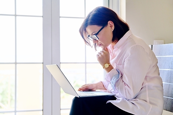 포토 JPG 해외이미지 직업 1 응시 여자 40대 중년 비즈니스 창문 성공 건강 한명 미소 사람 앉기 치료 노트북 컴퓨터 사무실 독서 교사 모임 의사 업무 비즈니스우먼 자신감 중앙 상담원 경영자 비서 테라피 변호사 정신과의사 조언 지원 헬프 심리치료 해외202309 해외포토 시선 감정 컨셉 의학 모션 표정 성인 전자제품 뷰티 의료진 작업 도움 직장인 사무원 리더 심리 파일형식