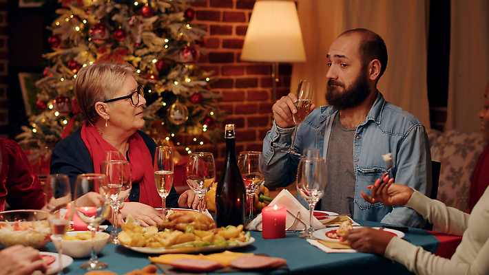 포토 JPG 해외이미지 여자 노년 남자 행복 음식 크리스마스 가족 식탁 조명 함께함 수저 대화 들기 상반신 성인 두명 앞모습 빛 파티 식사 샴페인 연말 해외202309 해외포토 식기 기념일 감정 뷰포인트 컨셉 관계 모션 탁자 주류 말하기 사람 이벤트 파일형식