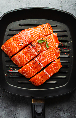 포토 JPG 해외이미지 사람없음 하이앵글 프라이팬 연어요리 해외202309 해외포토 음식 뷰포인트 주방용품 연어 파일형식