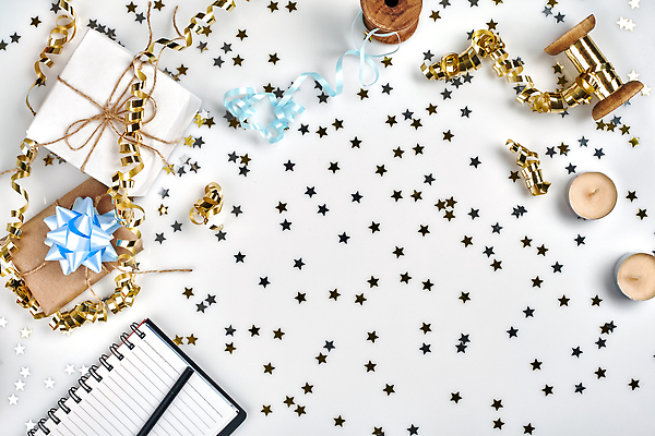 포토 JPG 해외이미지 별 리본 크리스마스 초 사람없음 선물상자 펜 공책 축하 황금 흰배경 색종이 해외202309 해외포토 자연요소 기념일 종이 백그라운드 컨셉 문구용품 선물 상자 필기구 흰색 파일형식