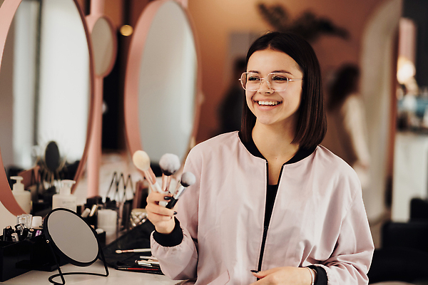 포토 JPG 해외이미지 백인 여자 갈색머리 직장 한명 사람 뷰티 상점 붓 고객 해외202309 해외포토 서양인 1 헤어스타일 회사 파일형식