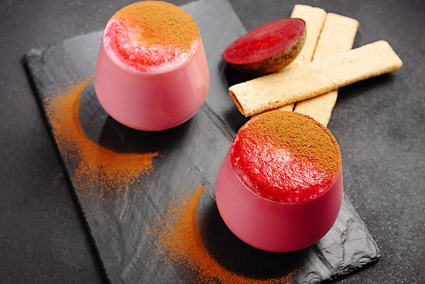 포토 JPG 해외이미지 웰빙 근접촬영 사람없음 컵 빨간색 가루 유기농 건강식 라떼 비트 해외202309 해외포토 식기 커피 음식 뷰포인트 컬러 채소 파일형식