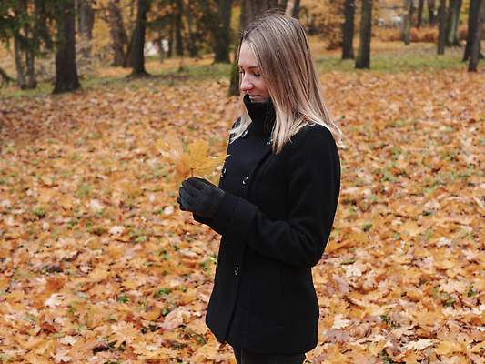 포토 JPG 해외이미지 행복 컬러 3 한명 웃음 기쁨 모임 황금 바이러스 떨어짐 흥분 추수감사절 고립 코로나바이러스 해외202309 해외포토 1 감정 기독교 컨셉 표정 사람 파일형식