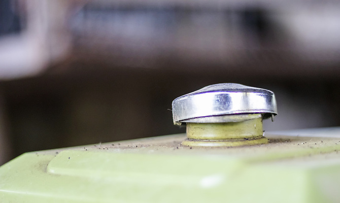 포토 JPG 해외이미지 부분 교통시설 자동차 사람없음 빛 금속 에너지 수확 덮개 뚜껑 저수지 오픈 원형 액체 닫기 기름 휘발유 은색 컨테이너 서비스 복고 탱크 연료 가스 수납 짐차 엔진 모터 유지 디젤 옛날 자동 캡모자 유체 해외202309 해외포토 도형 모자_잡화 산업 음식 육상교통 컬러 교통 농업 모션 재질 석유 시설 파일형식