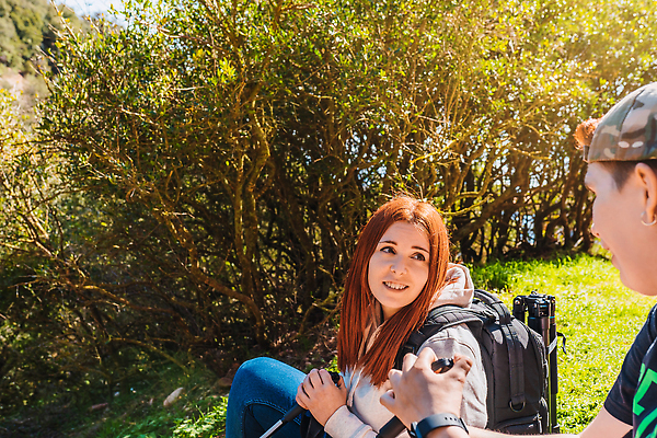 포토 JPG 해외이미지 백인 여자 행복 스포츠 여행 2 휴식 함께함 건강 대화 앉기 취미 야외 두명 빛 햇빛 평화 침묵 고요 봄 우정 자유 편안함 탈출 동료 주말 방문 빨간머리 단절 루트 하이커 해외202309 해외포토 서양인 헤어스타일 계절 감정 컨셉 관계 모션 말하기 사람 친구 태양 소리 감각 파일형식