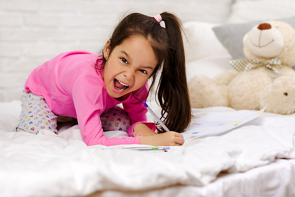 포토 JPG 해외이미지 전신 여자 종이 어린이 엎드리기 장난 베개 한명 곰인형 침실 이불 침대 그리기 사인펜 즐거움 소녀한명만 해외202309 해외포토 1 감정 인형 가구 침구 모션 사람 펜 여자한명만 소녀만 파일형식