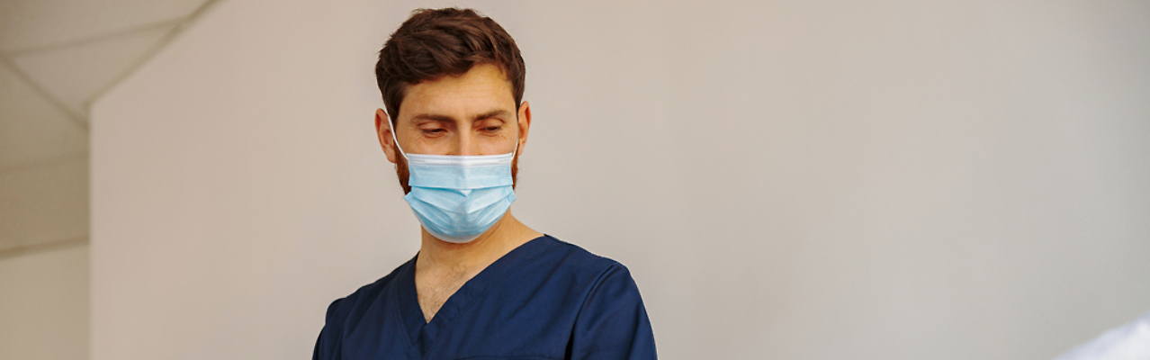 포토 JPG 해외이미지 직업 여자 행복 유니폼 청진기 건강 병원 실험 관리 미소 앉기 성인 두명 치료 사무실 약 펜 시험 환자 의사 코트 흰색 기록 질병 토론 책상 컨설턴트 상담 방문 돌봄 서류판 치료사 헬프 해외202309 해외포토 옷 교육 감정 컬러 가구 비즈니스 의학 의료기기 모션 표정 사람 필기구 사무용품 외투 의료진 도움 전문직 파일형식