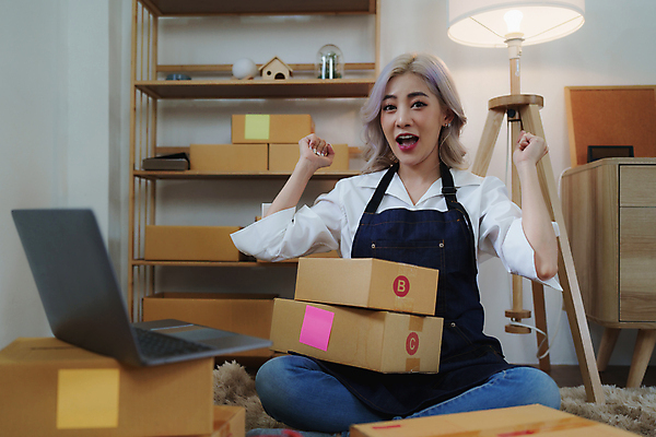 포토 JPG 해외이미지 전신 여자 사업가 한명 앉기 성인 앞모습 노트북 주먹 작업 비즈니스우먼 사장 택배상자 성인여자한명만 해외202309 해외포토 직업 1 뷰포인트 비즈니스 모션 사람 전자제품 상자 직장인 택배 여자한명만 성인여자만 파일형식